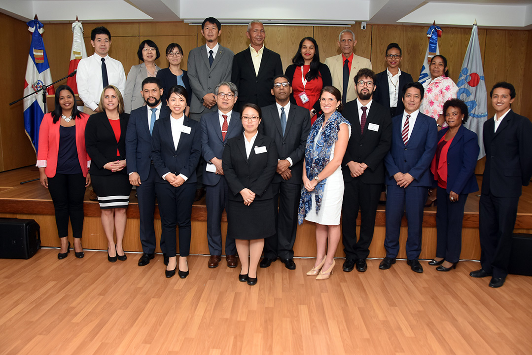 HIROYUKI-MAKIUCHI-INOCENCIO-GARCIA-TAKUYUKI-KONDO-Y-SOFIA-PEROZZO-en-la-entrega-de-nuevos-voluntarios-japoneses-08.jpg