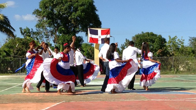 Celebrando la Cultura Dominicana a través del Carnaval en Miches