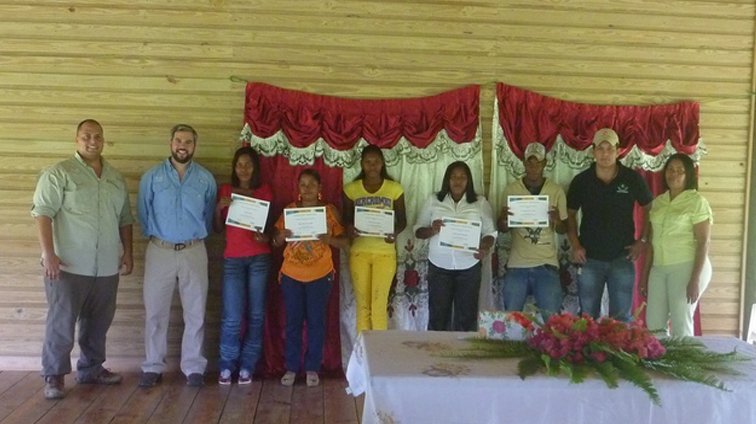 Programa de Alfabetización de Adultos celebra a sus graduados